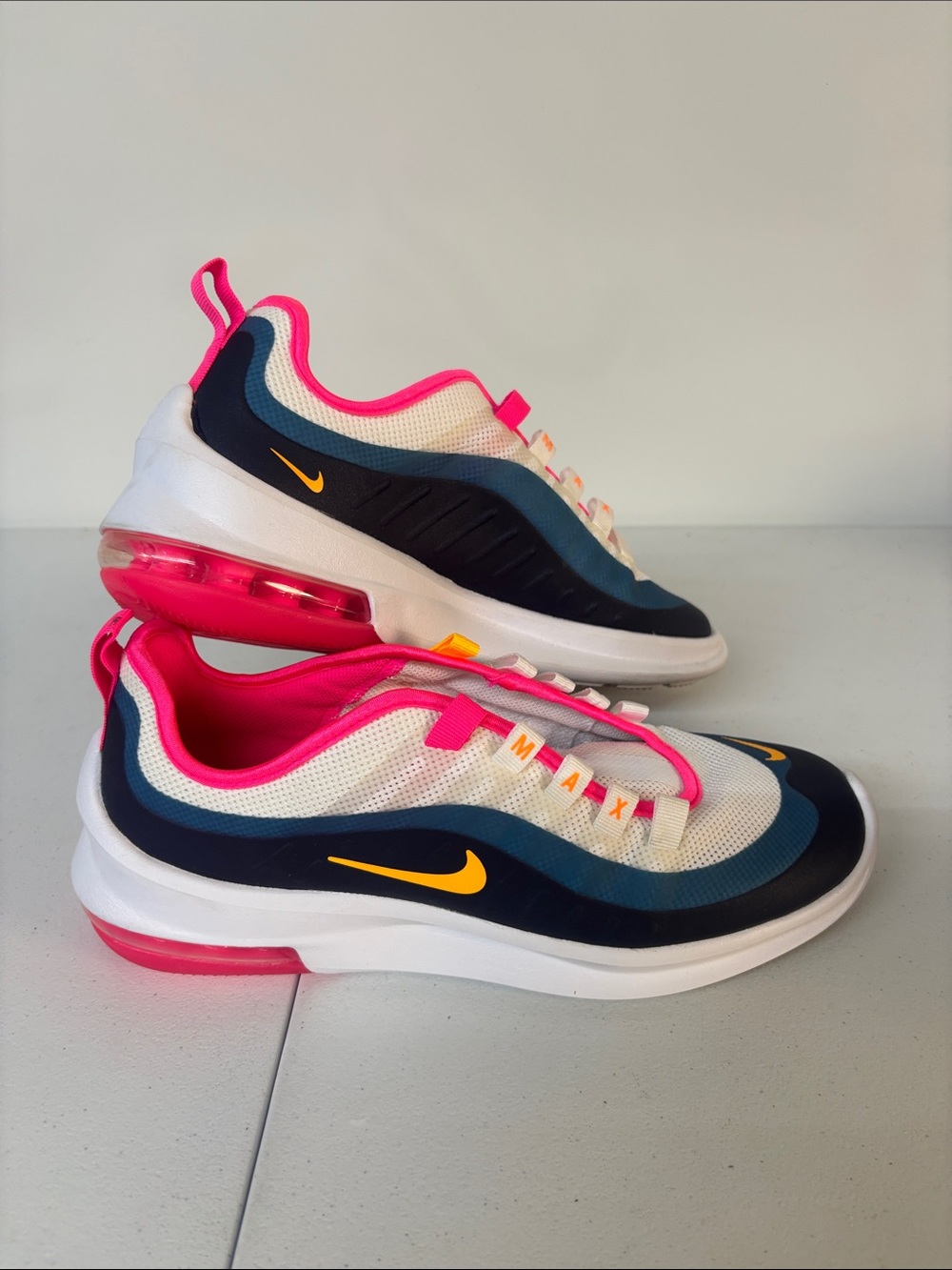 Nike White, Pink & Navy Air Max Low-Top Sneakers